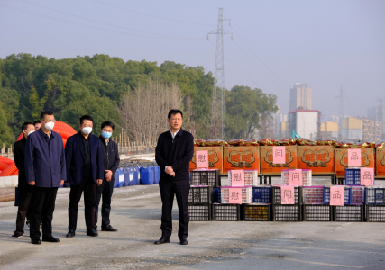 市委常委、副市长肖云走访慰问丹霞路项目一线工人