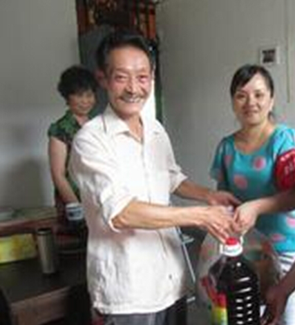 康泽园服务中心组织眷注军民活动