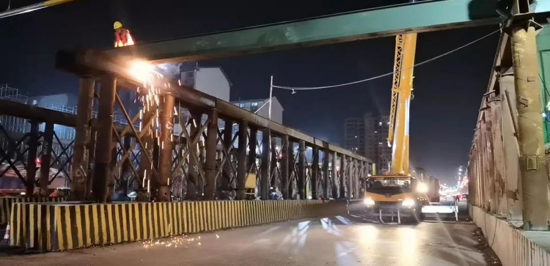 党委书记、、董事长涂建平现场调理南外环高速项目工程